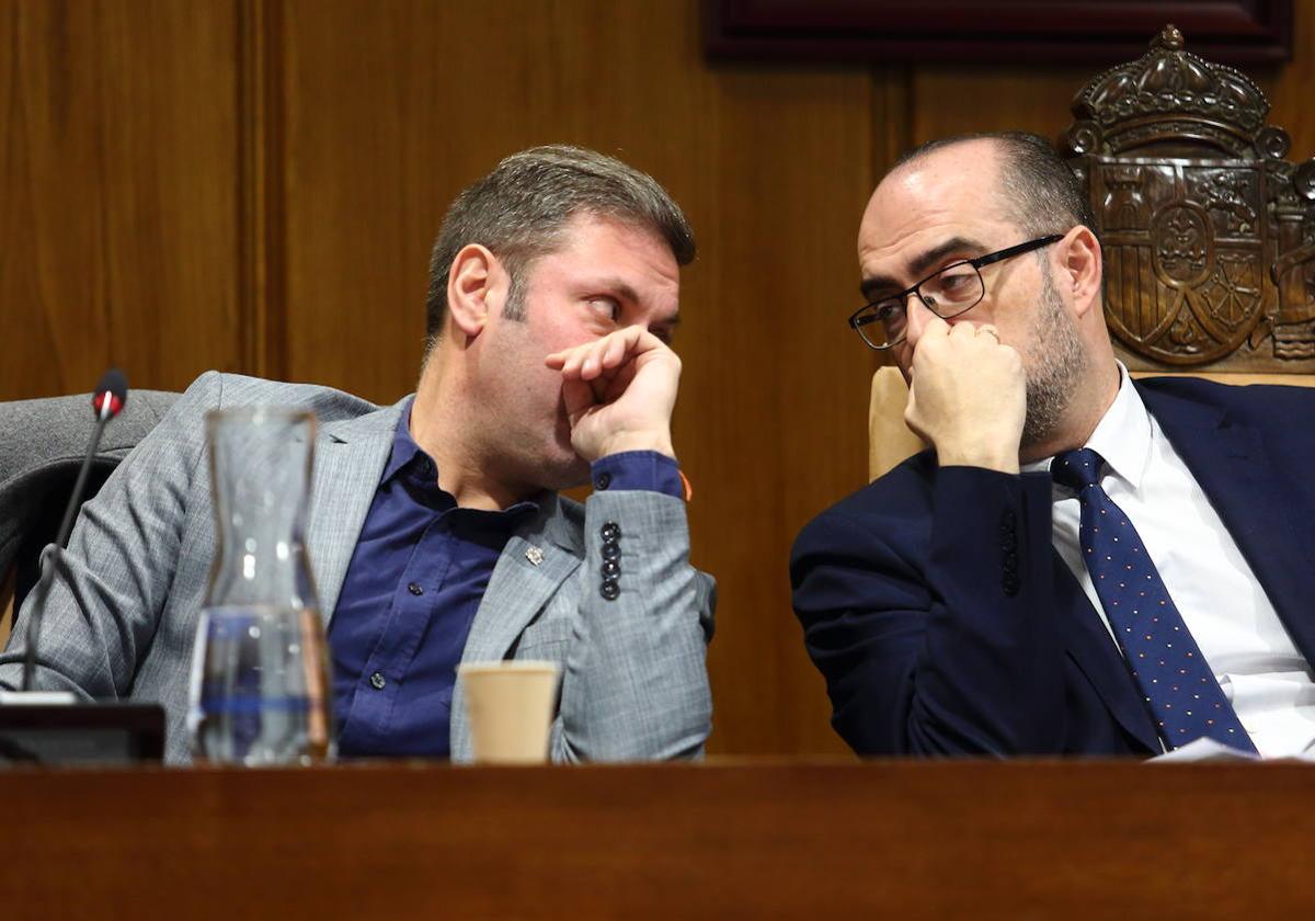 Iván Alonso y Marco Morala conversan durante el pleno del Ayuntamiento de Ponferrada.