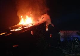 El incendio calcinó por completo el tejado del albergue de Pieros.