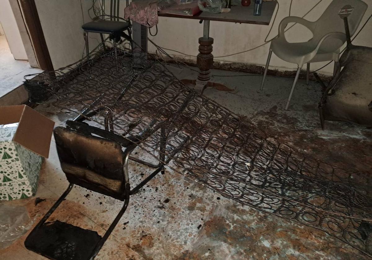 Imagen de la habitación afectada por el fuego en una vivienda de Toreno.