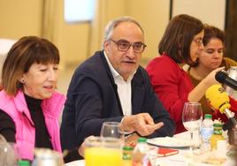 El portavoz del grupo del PSOE en Ponferrada, Olegario Ramón, durante el desayuno informativo.