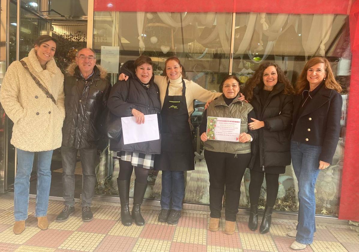 La alcaldesa de Bembibre (2D) y al concejala de Fiestas (3I) entregaron el primer premio del concurso a Alhoja Floristas.