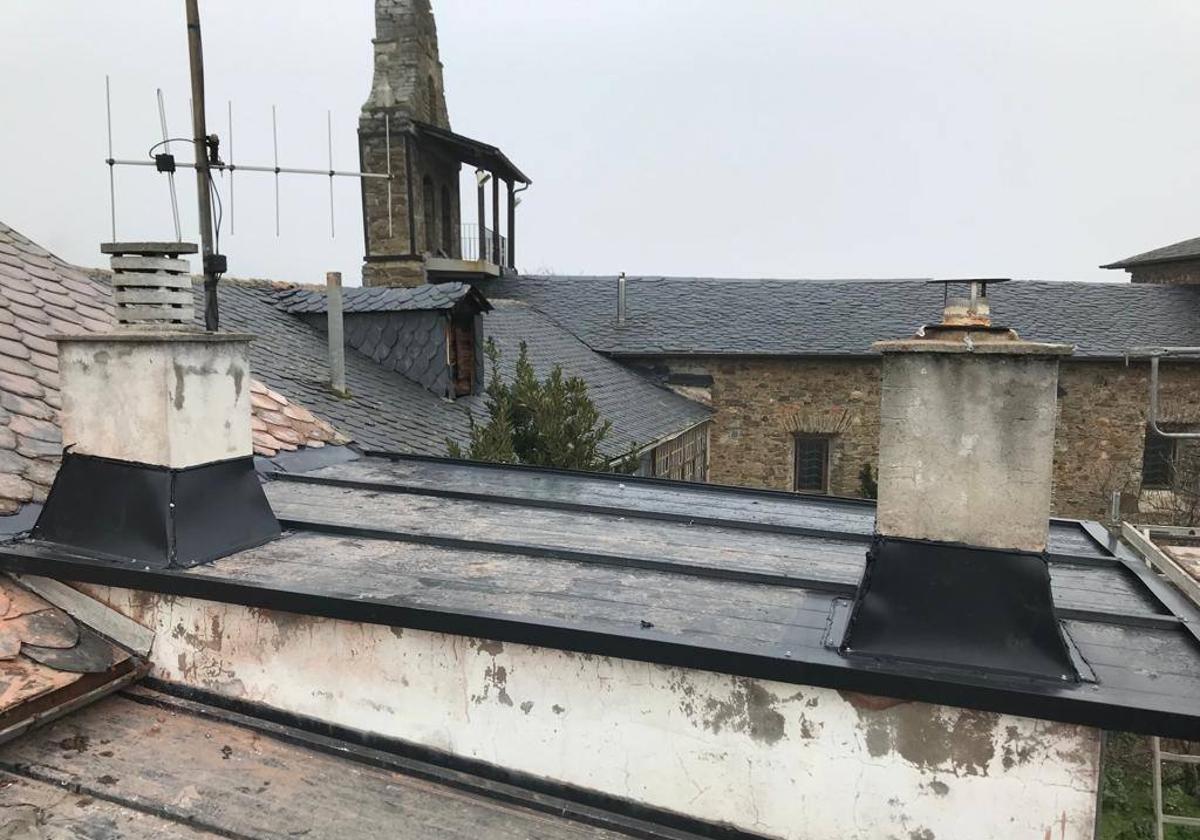 Imagen de la cubierta del consultorio de San Lorenzo ya reparada.