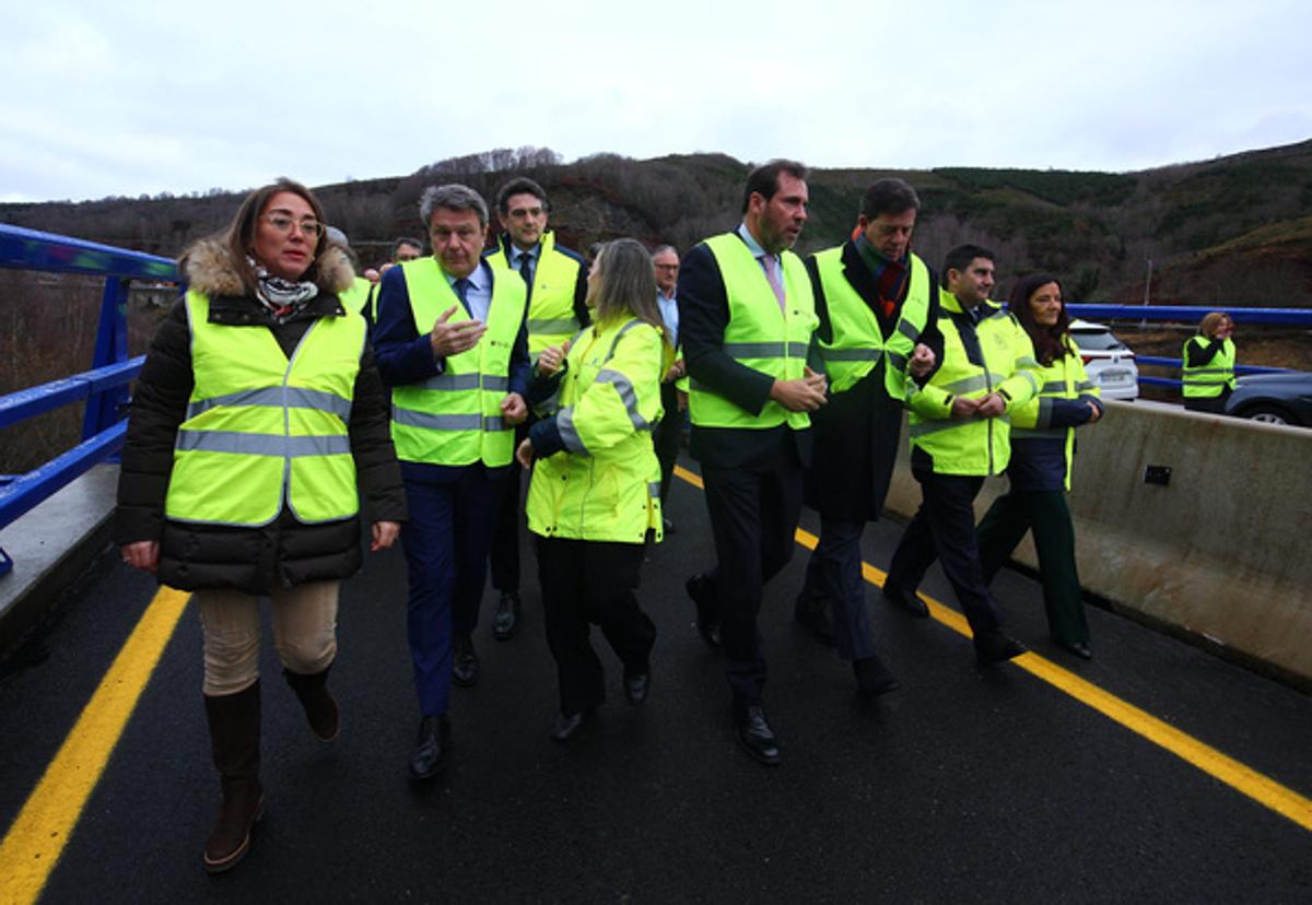 El ministro de Transportes supervisa las obras de los viaductos de O Castro en la A-6