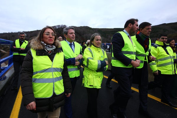 El ministro de Transportes supervisa las obras de los viaductos de O Castro en la A-6