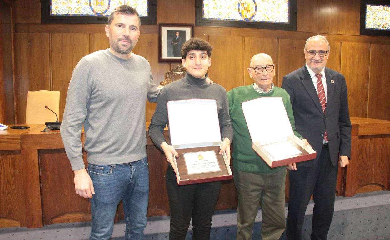 Imagen del acto de entrega de las placas de homenaje.