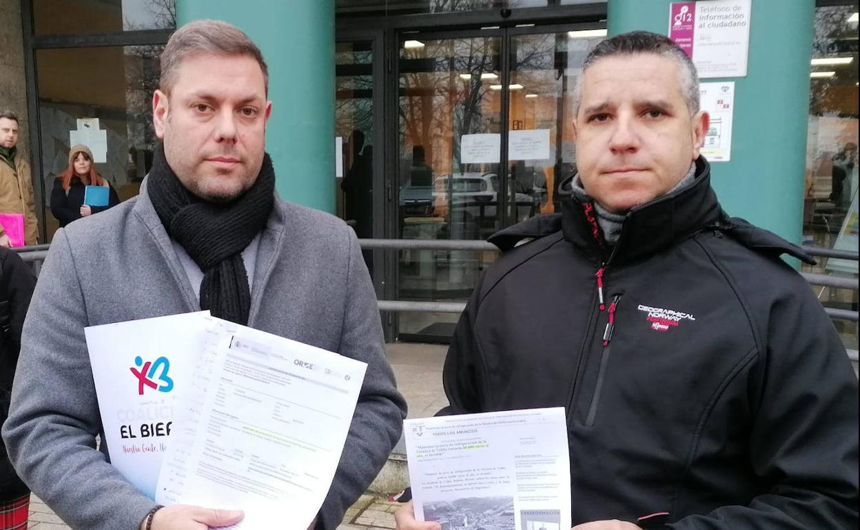 Los representantes de CB muestran la petición presentada en la Junta para preservar las torres de la central de Cubillos del Sil. 