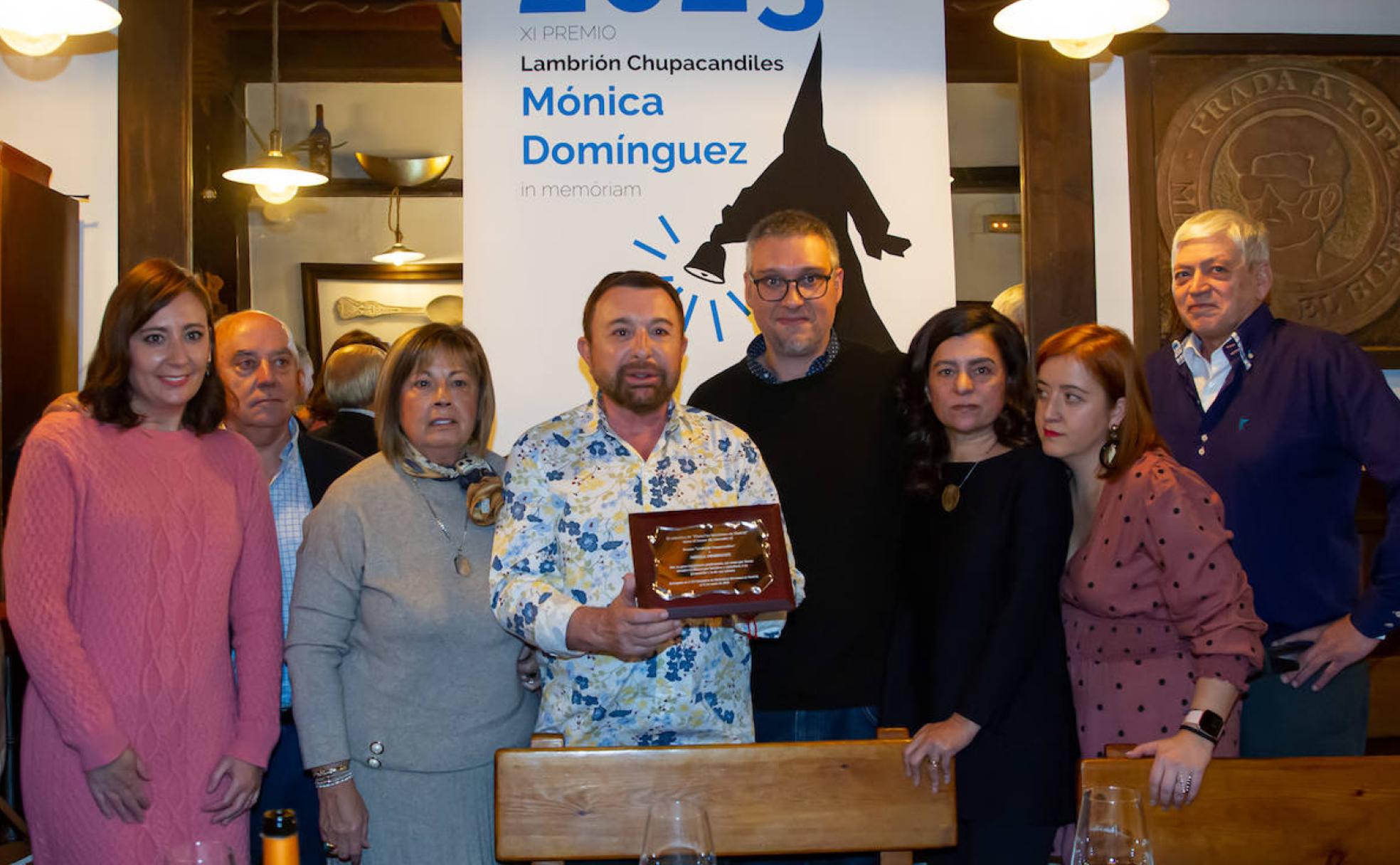 Entrega del premio 'Lambrión Chupacandiles' a la compañera, miembro de este grupo, Mónica Domínguez, fallecida hace seis meses.