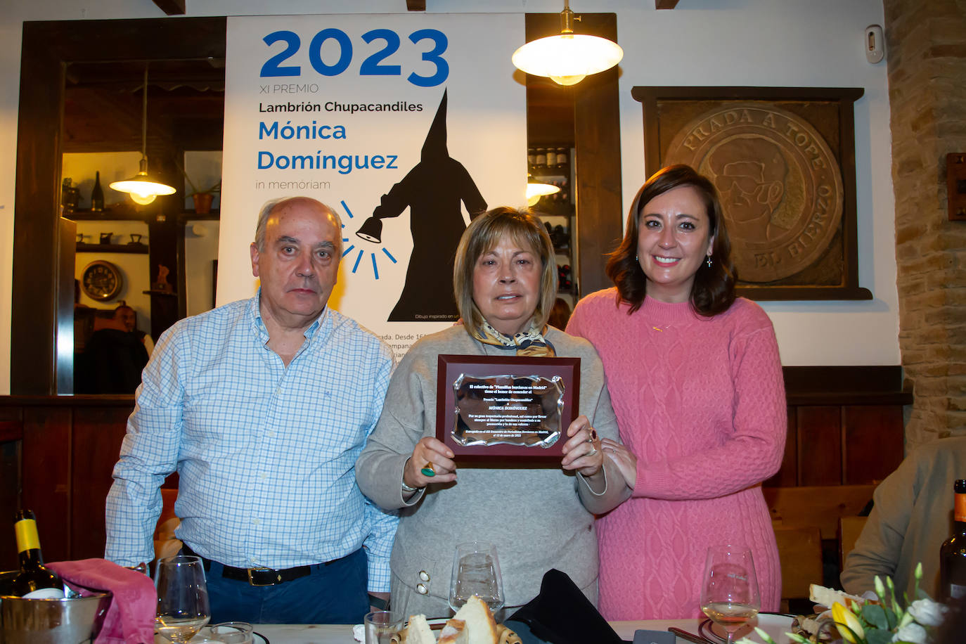 La periodista Mónica Domiguez, premio 'Lambrión Chupacandiles' de los Plumillas Bercianos en Madrid