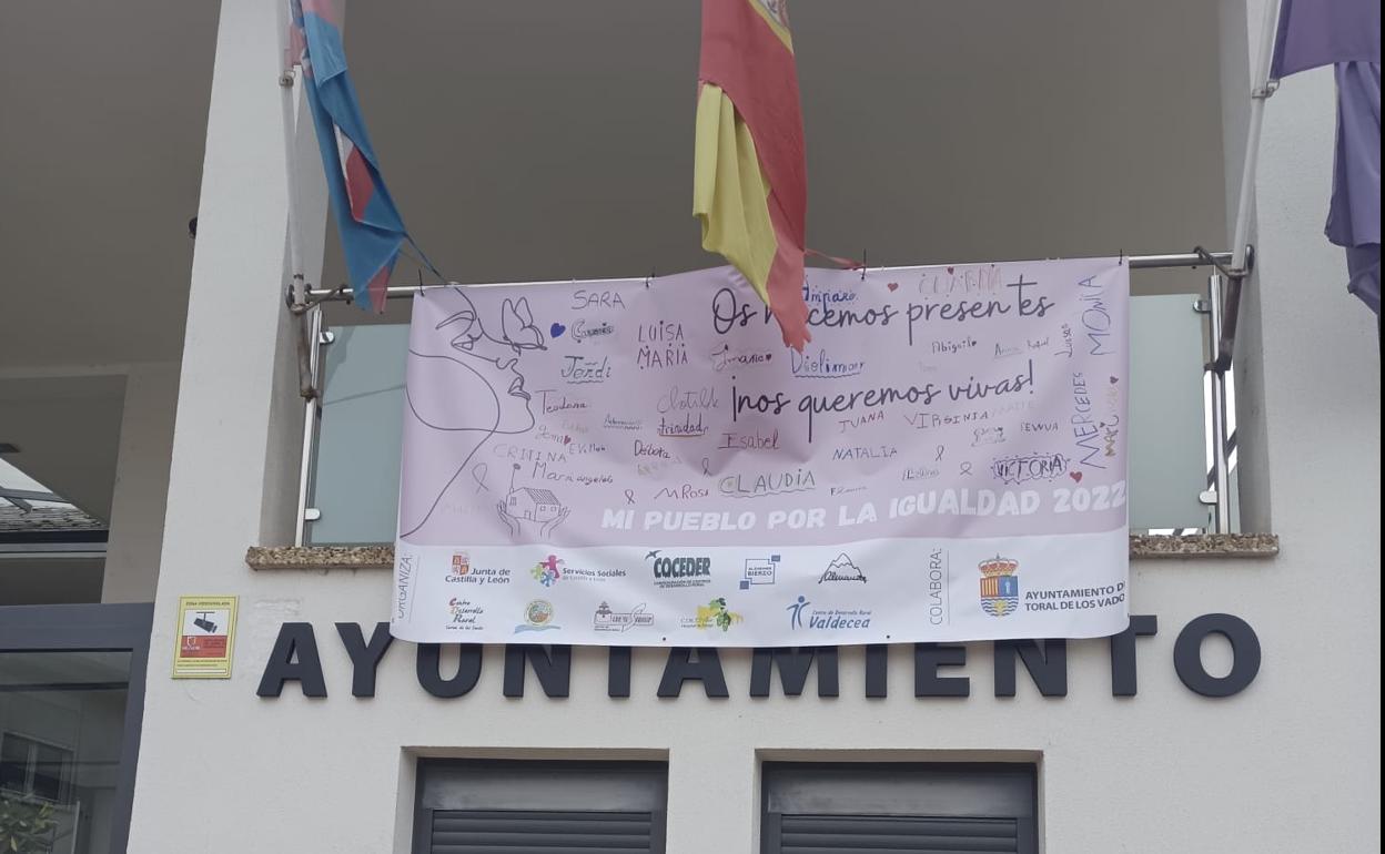 El Ayuntamiento de Toral de los Vados, con el cartel de la iniciativa 'Mi pueblo por la Igualdad 2022'.
