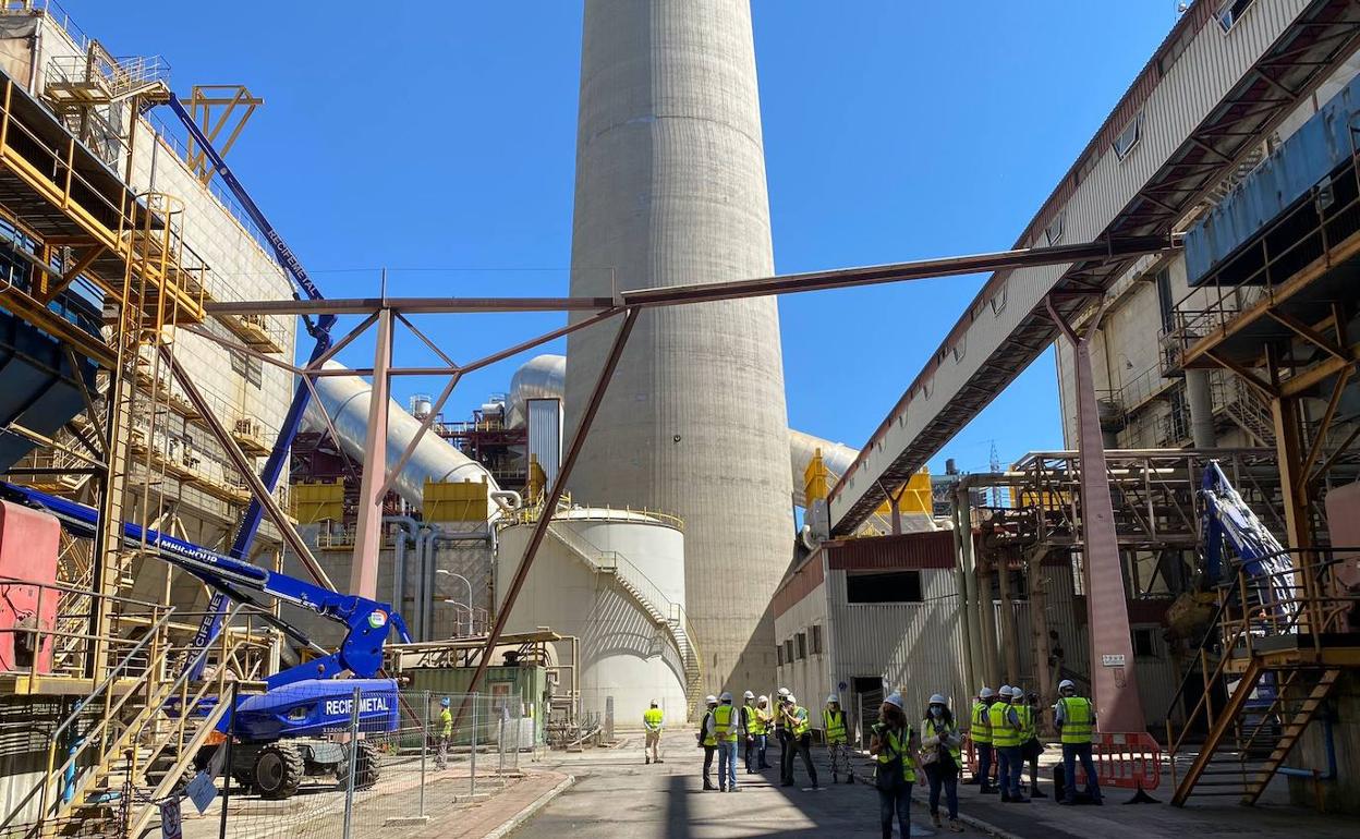 Labores de desmantelamiento de la térmica de Cubillos del Sil. 