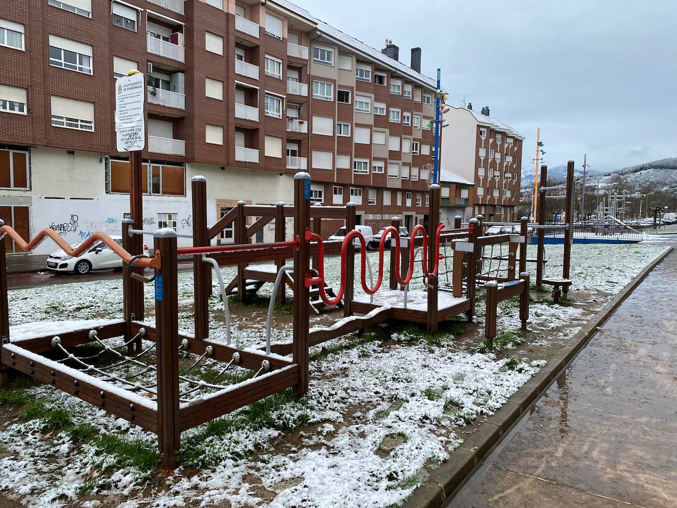 Ponferrada amanece teñida de blanco. 