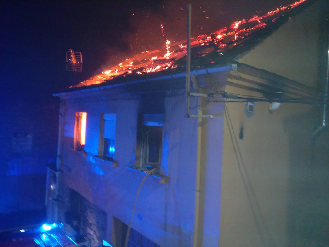 Un incendio destruye una vivienda en Berlanga del Bierzo. 