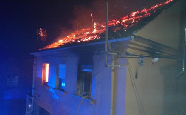 El incendio calcinó la vivienda situada en la localidad de Berlanga del Bierzo.