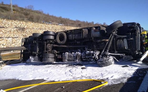 El camión quedó vocado en la A-6 a la Altura de Almázcara cortando al tráfico el vial.