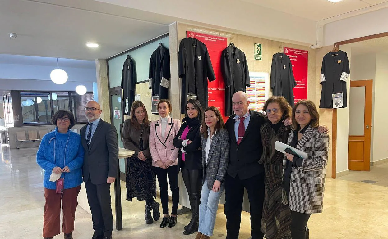 Los letrados de la Administración de Justicia cuelgan las togas en Ponferrada.