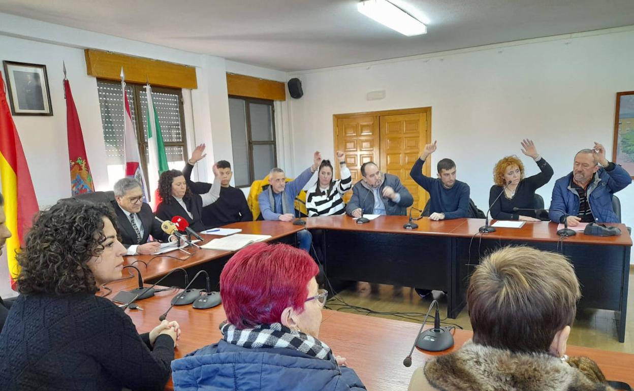Instante del pleno del sábado en el que los ediles de PSOE, IU y SxC votaron a Irene González como nueva alcaldesa de Cacabelos.