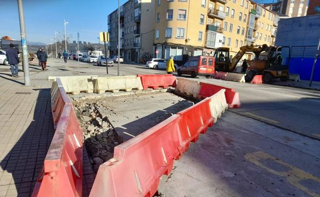 Obras de construcción de la nueva rotonda en la avenida del Bierzo.