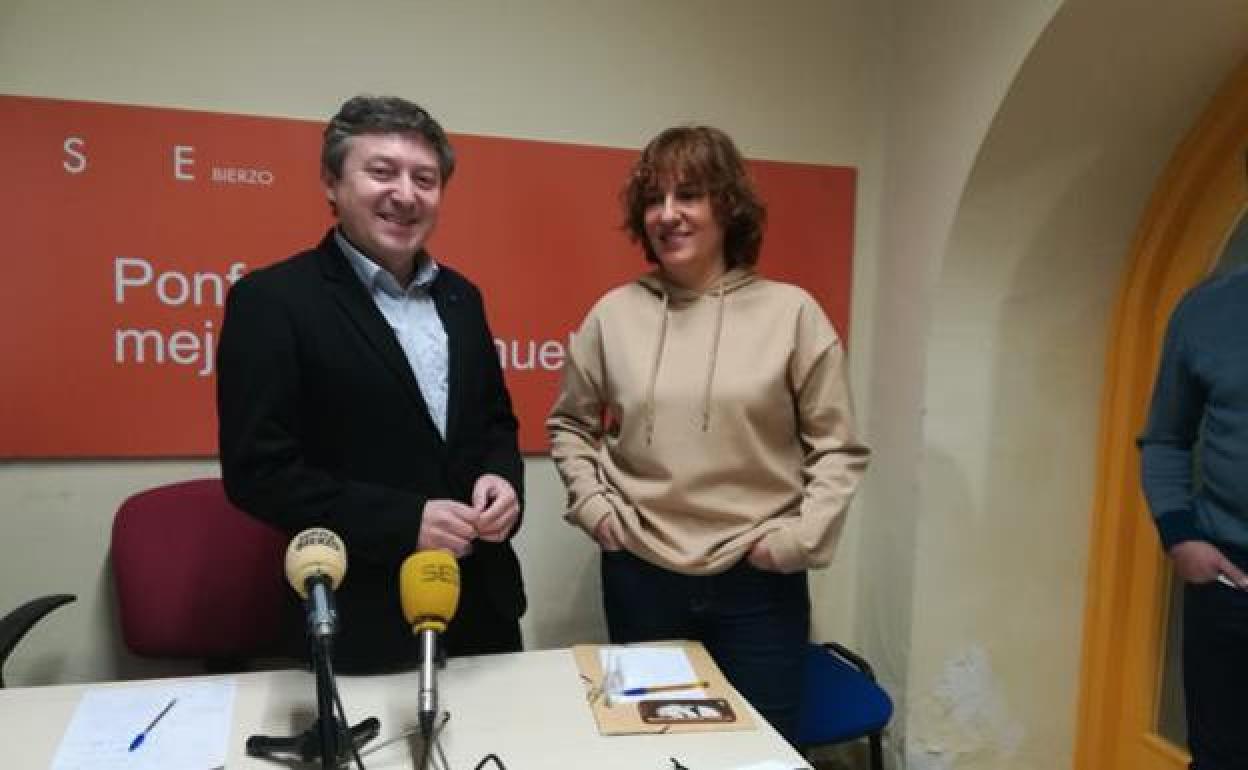 Los concejales de USE Bierzo, Samuel Folgueral y Cristina López. 