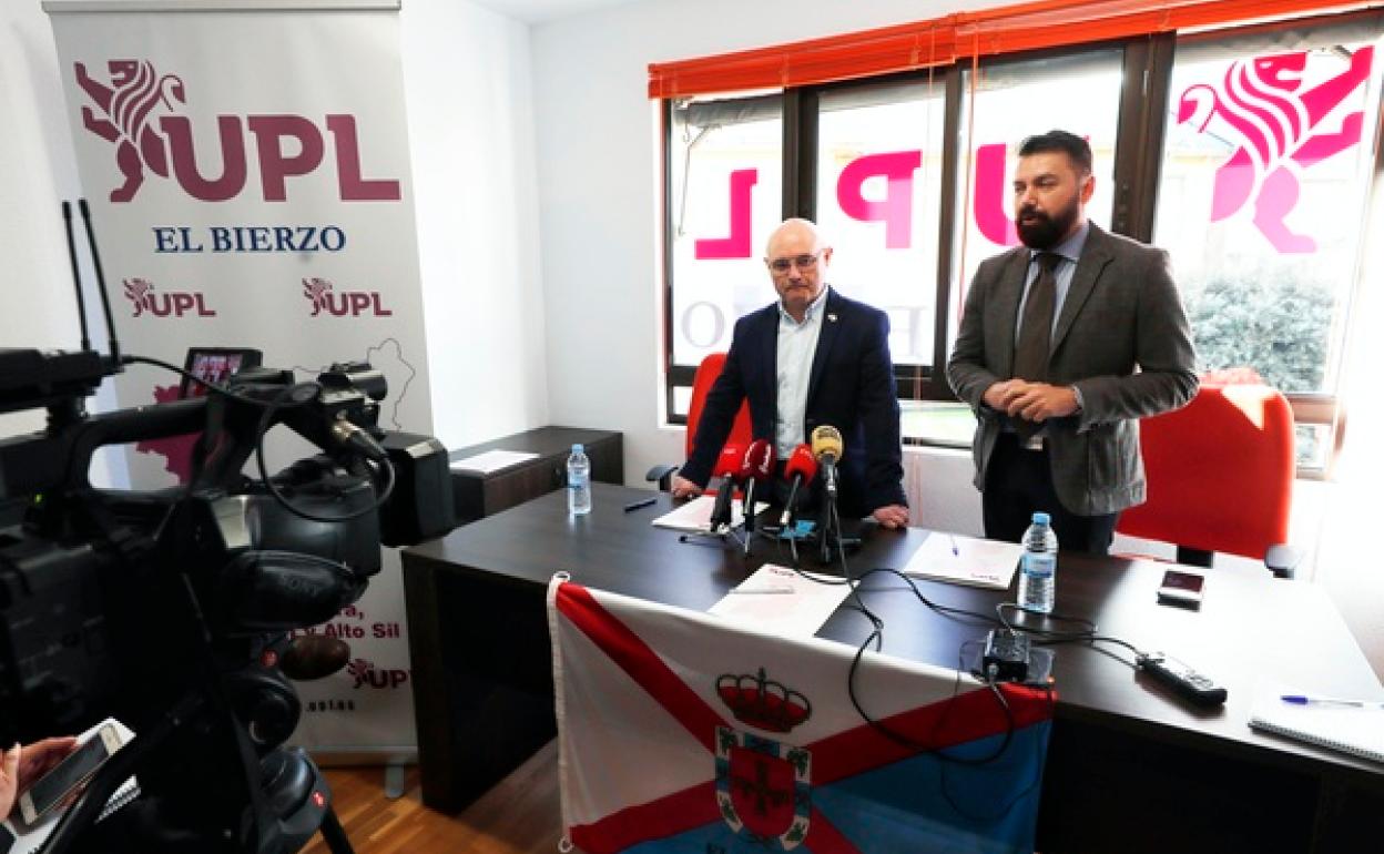 El candidato por UPL a la alcaldía de Ponferrada, Manuel Ferreiro (I), junto al procurador en las Cortes, José Ramón García (D), en su comparecencia. 