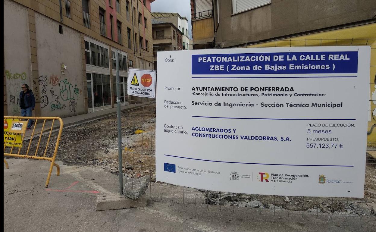 Obras de urbanización de la ZBE en la calle Real de Ponferrada.
