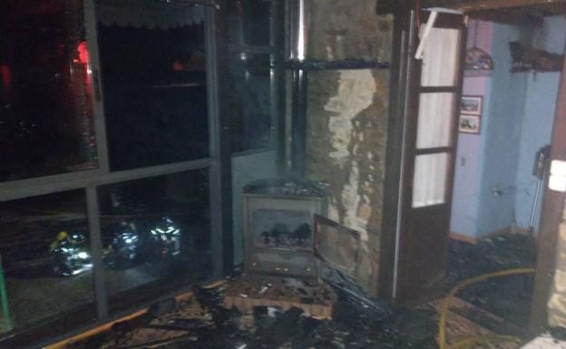Un incendio destruye la cubierta de la casa en la que residía el portero de la Ponferradina en San Miguel de Arganza