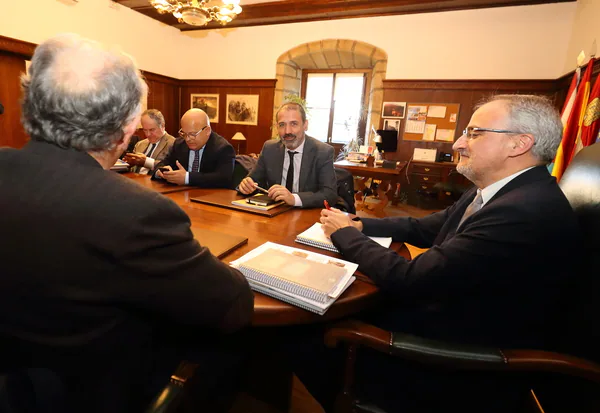 El secretario de Estado de Infraestructuras junto al alcalde de Ponferrada, durante la visita.
