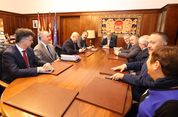 El secretario de Estado de Infraestructuras junto al alcalde de Ponferrada, durante la visita.