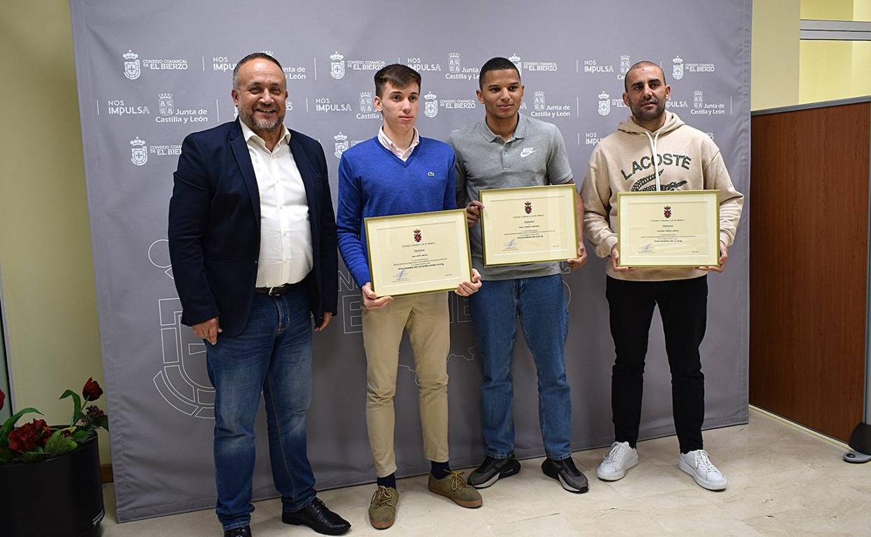 El presidente del Consejo entregó un diploma a los campeones mundiales de MFC.