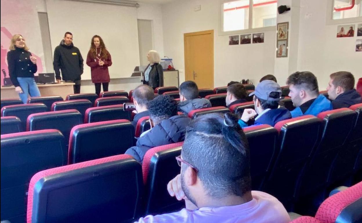 El Servicio de Iniciativas Emprendedoras del Consejo y los responsables de la empresa Chiflocars, en la charla a los alumnos del IES Álvaro Yáñez de Bembibre.