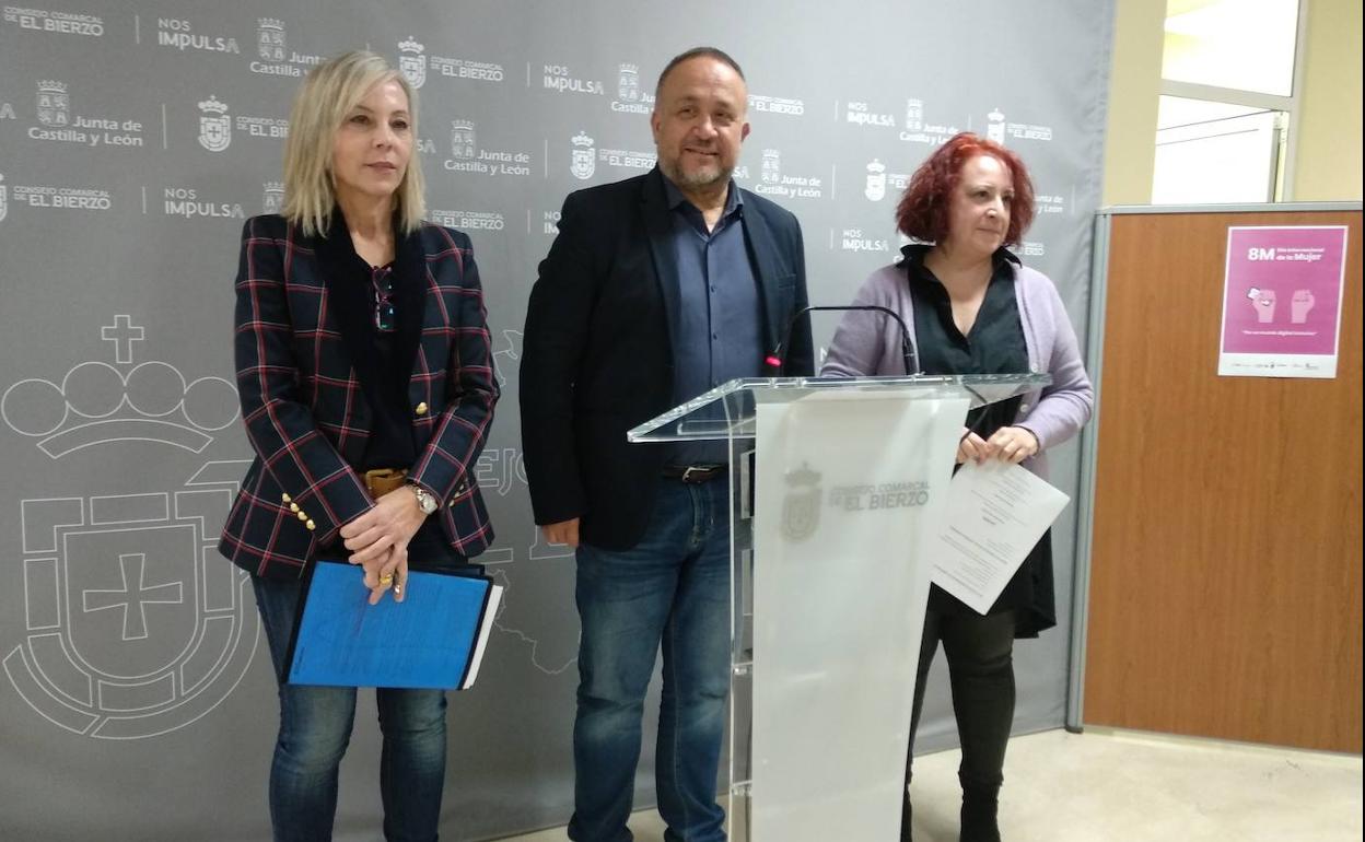 El presidente del Consejo del Bierzo, junto a las coordinadoras del Servicio de Empleo, Emprendimiento e Igualdad, en su comparecencia.