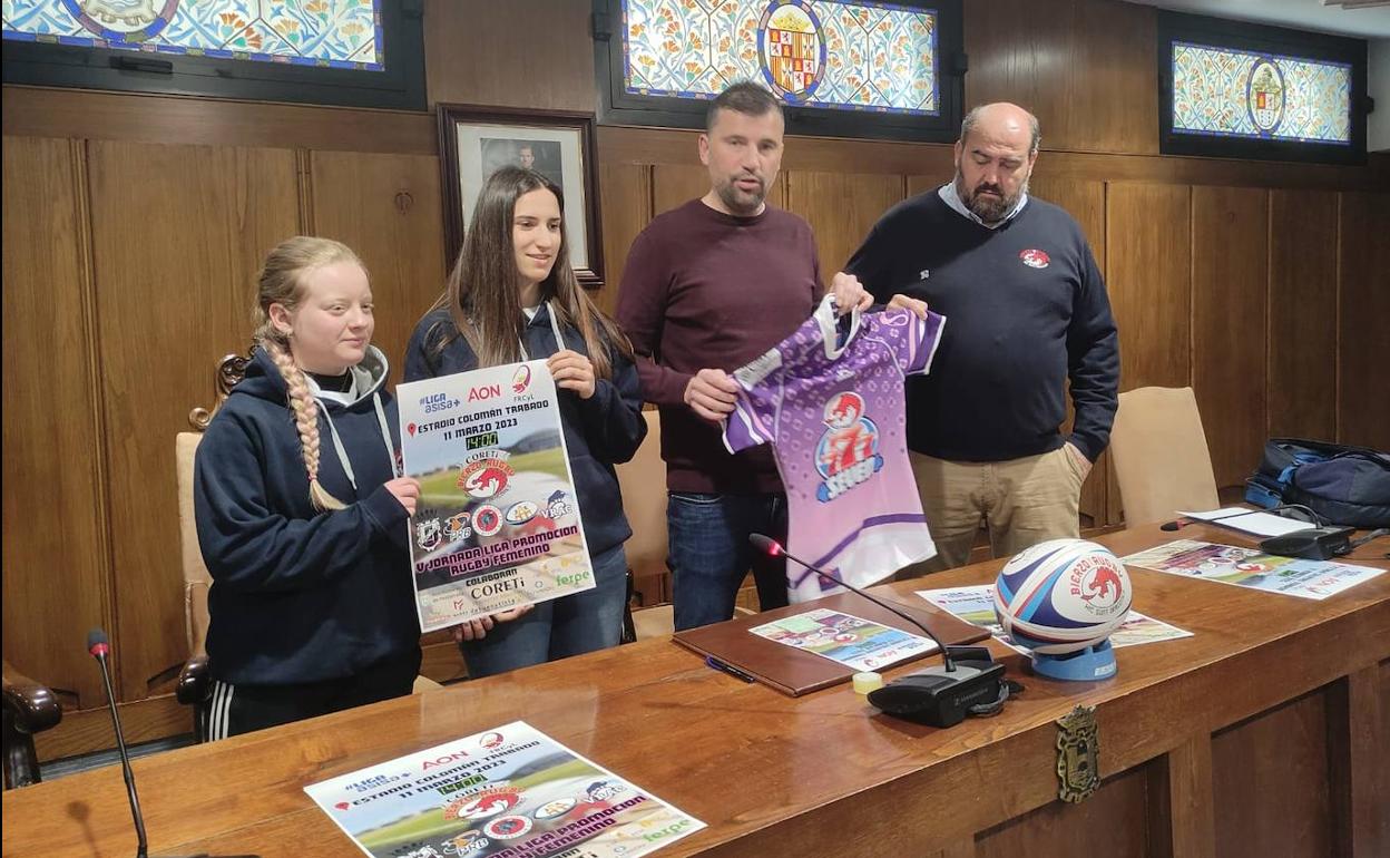 El concejal de Deportes junto a responsables y jugadoras del equipo femenino del Club Bierzo Rugby, en la presentación.