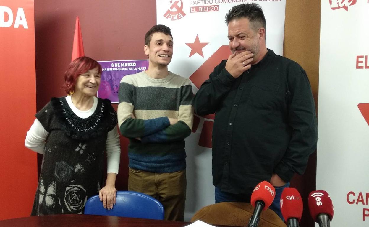 El eurodiputado Manuel Pineda, junto a la la representante del Comité Central del PCE, Yolanda Rodríguez, y el coordinador provincial de IU en León y candidato a la alcaldía de Ponferrada, Javier Arias,