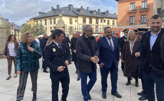 Autoridades en la festividad del patrón de los bomberos.