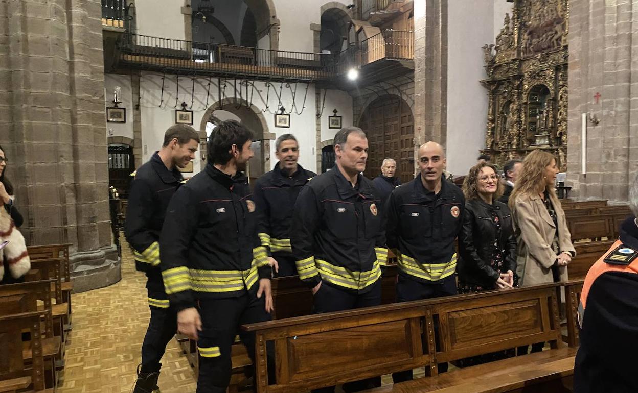 Bomberos de Ponferrada durante la misa en honor al patrón del cuerpo.
