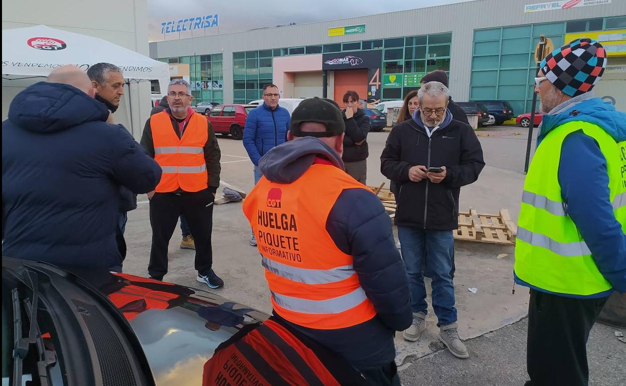 Piquete informativo de los trabajadores de FCC a las puertas de la empresa en el PIB de Ponferrada.