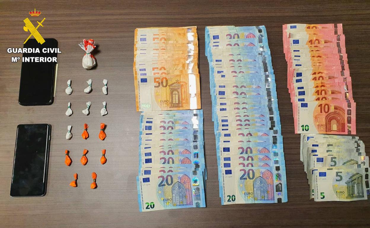 En la operación se decomisaron cerca de c20 gramos de cocaína, 3.800 euros y dos teléfonos móviles.