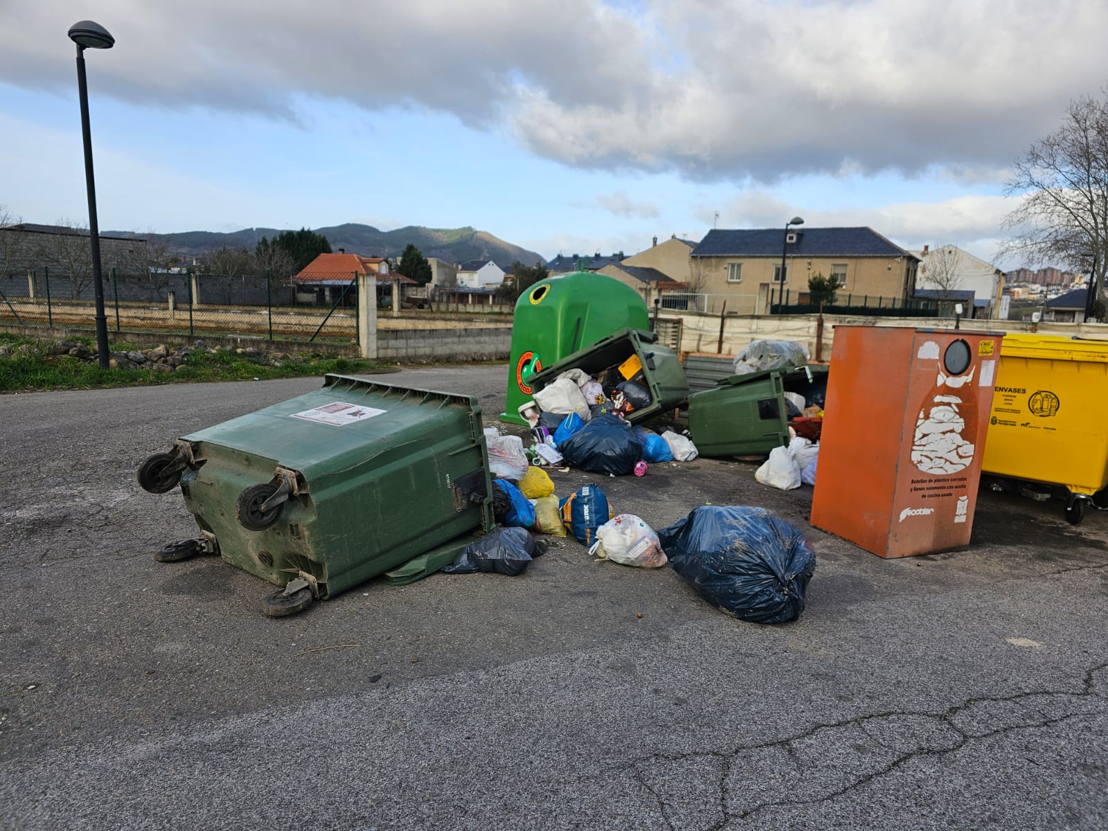 Incidentes de madrugada en la huelga de basuras de Ponferrada.