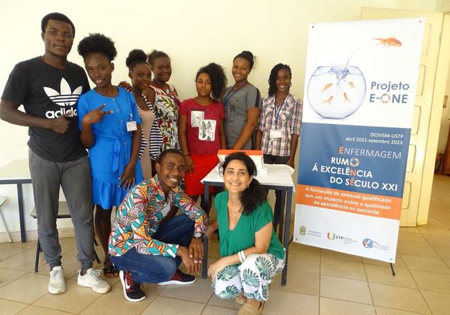 Carmen Álvarez junto a alumnos del Instituto Superior de Ciencias de la Salud Victor Sá Machado de Santo Tomé y Príncipe dónde colabora a través de su ONG Cooperación Bierzo Sur.