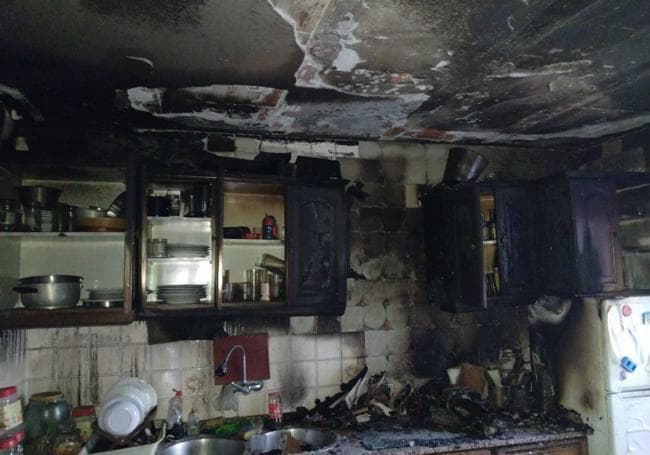 Imagen de los daños causados en la cocina por el fuego.