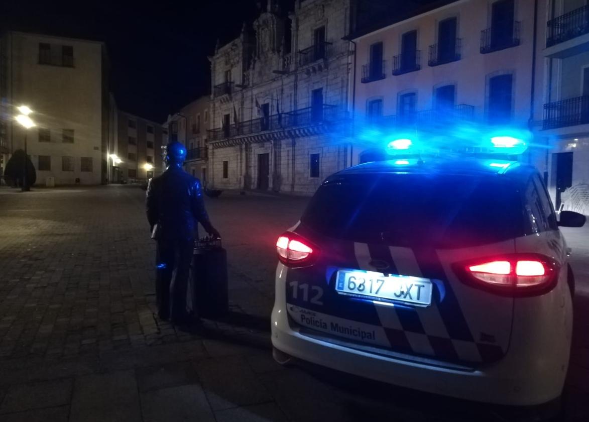 Coche patrulla de la Policía Municipal en la plaza del Ayuntamiento de Ponferrada.