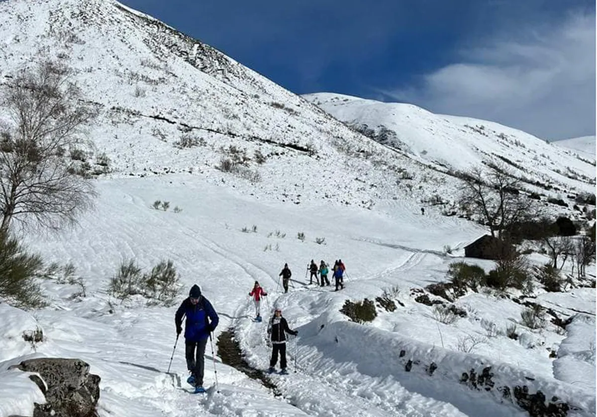 Una ruta por la nieve hasta las montañas del Bierzo