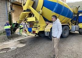 El concejal de Urbanismo, Roberto Mendo, visita el inicio de la obra en la calle Batalla de Ceriñola.