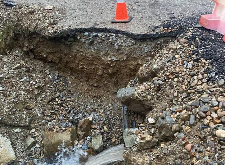 La carretera de La Cernada hace aguas