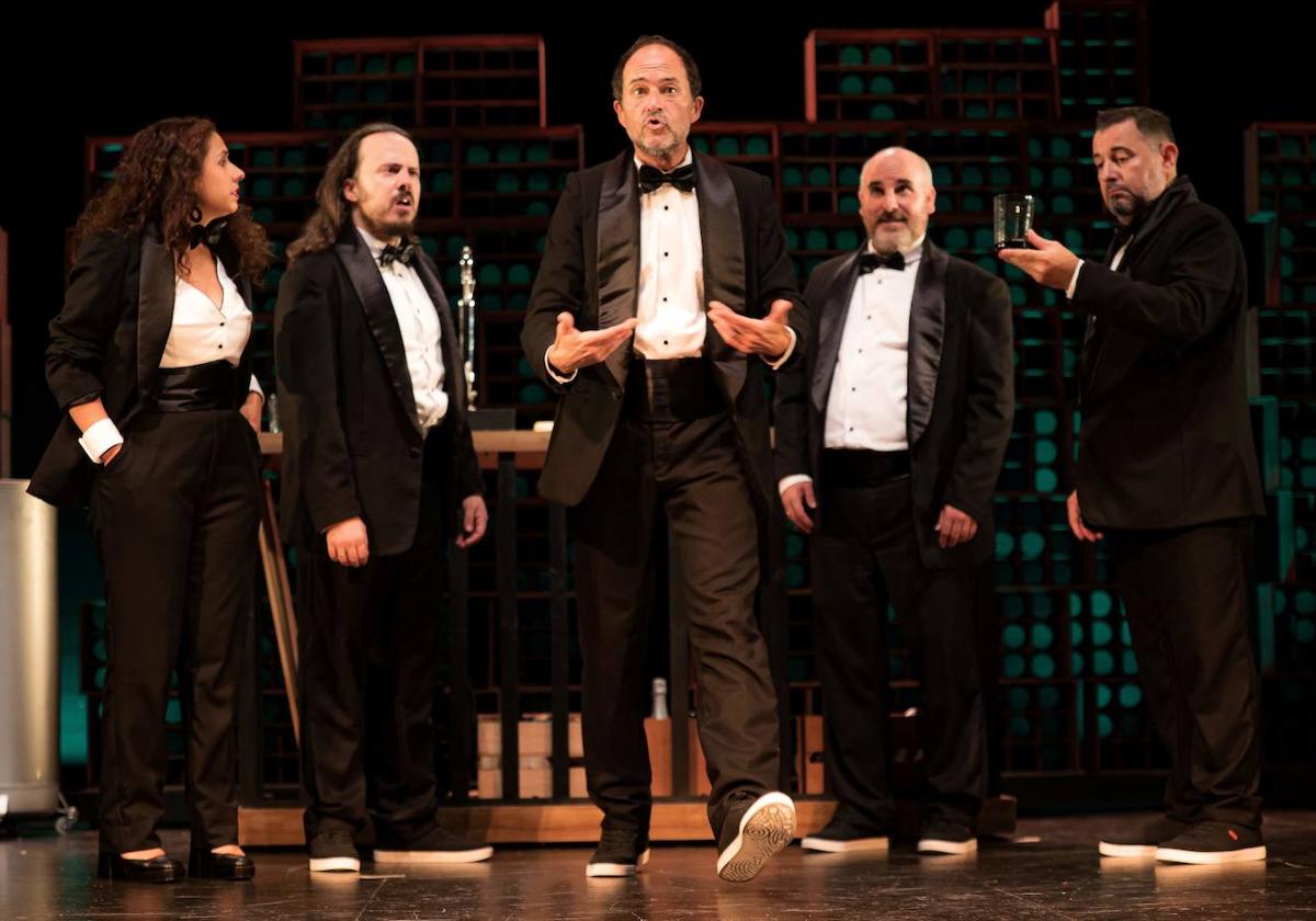 La compañía Saltantes Teatro presenta en el Bergidum 'El chigre menguante'.