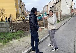 El concejal de Urbanismo, Roberto Mendo, visitó el inicio de las obras en la calle Badajoz.