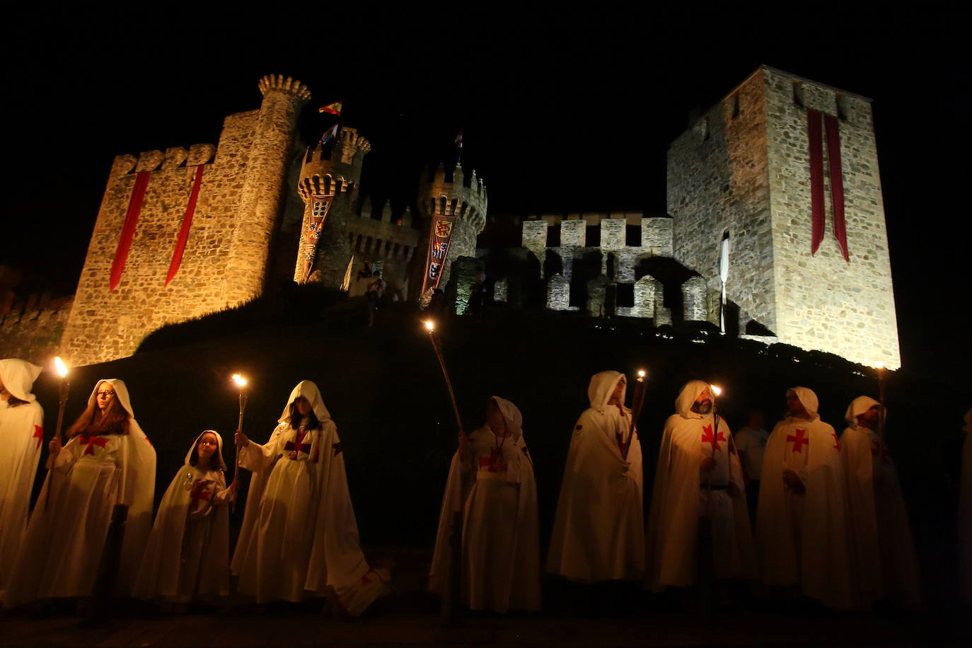 Desfile templario en el Castillo de los Templarios de Ponferrada