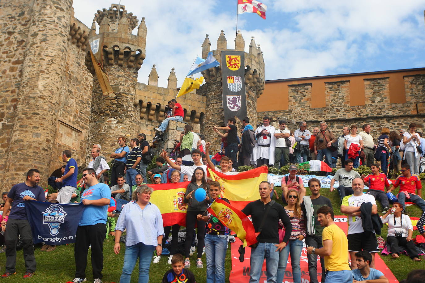 Corredores y espectadores durante el mundial de ciclismo de Ponferrada frente al Castillo de los Templarios