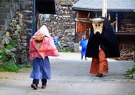 Los maranfallos el día del Entroido de Burbia.