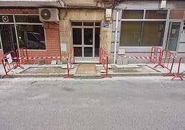 Obras en las aceras de la calle Las Violetas de Ponferrada.