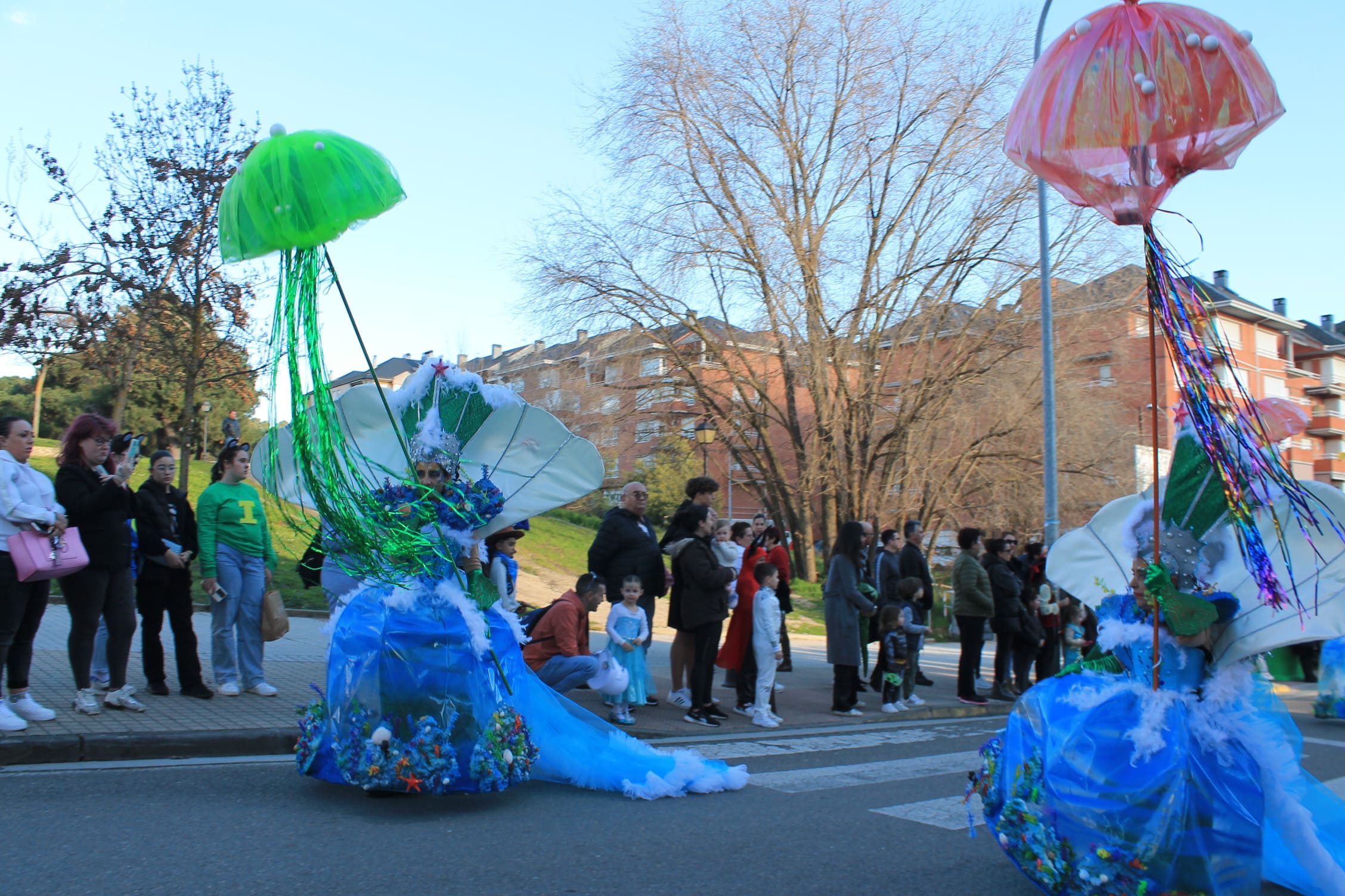 Pitufos, brujas, Mickey Mouse y Lola Flores, en el carnaval de Ponferrada